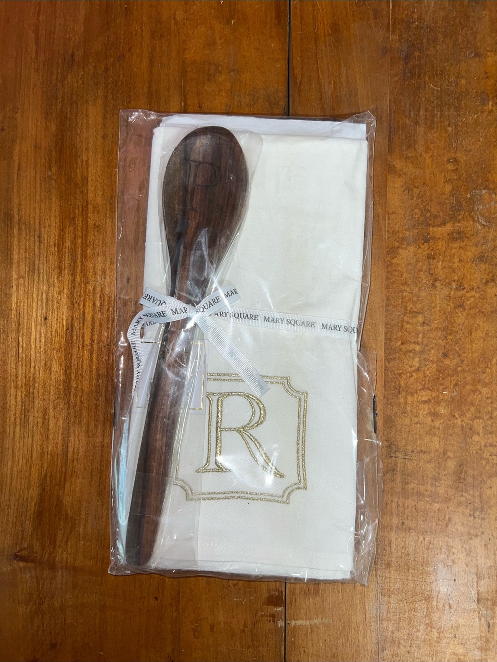 Mary Square Monogram 'R' White Napkin Set with Dark Brown Wooden Spoon